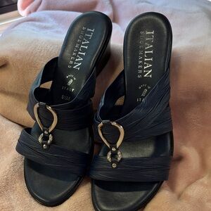 NWOT Italian Shoemakers Leather Navy Sandals with Silver Accent 9 1/2